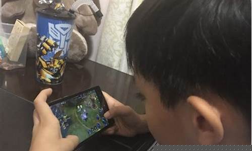 7岁小孩迷上了手机游戏_7岁小孩沉迷手机
